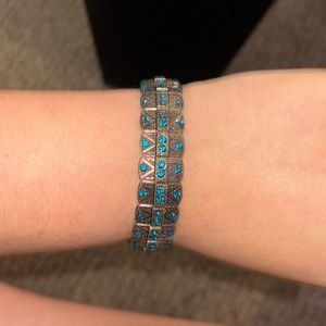 One-size bracelet with blue diamonds!